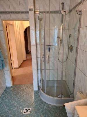 Dusche im Badezimmer