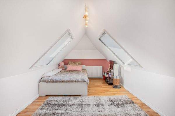 Dachgeschoss: Schönes, großes Zimmer.