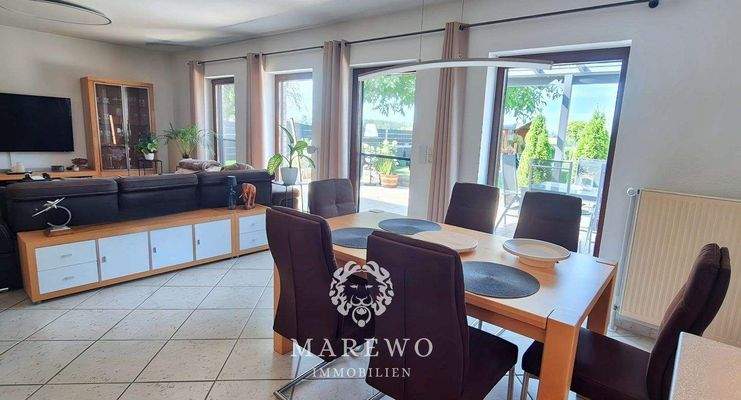 Wohnzimmer mit Essbereich und Kamin, Erdgeschoss