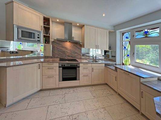 hochwertige Einbauküche mit Elektrogeräten