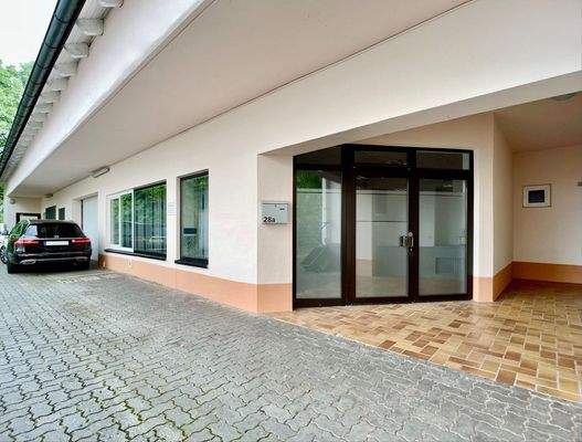 Eingang mit Parkplatz