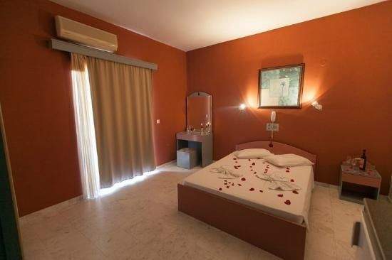 Kreta, Stalos: Hotel mit Pool und Panoramablick aufs Meer zu verkaufen