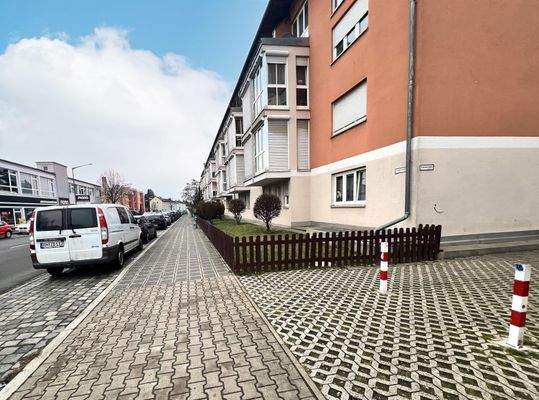 Straßenseite des Mehrfamilienhauses mit Vorgarten