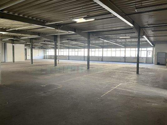 gut belichtete Lager- und Produktionsfläche