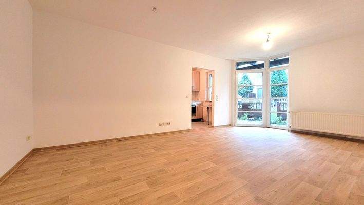 Helles Wohnzimmer mit Terrasse