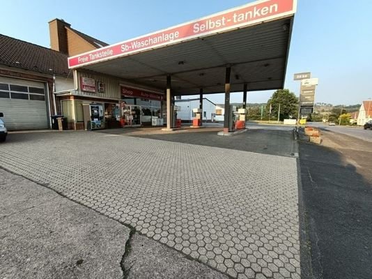 Tankstelle-Außenansicht-links