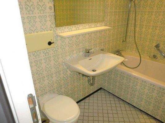 Bad mit Wc und Duschwanne