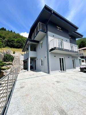 Seite des Hauses.JPG