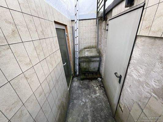 Zugang zu den Kellerräumen Haus und Garage