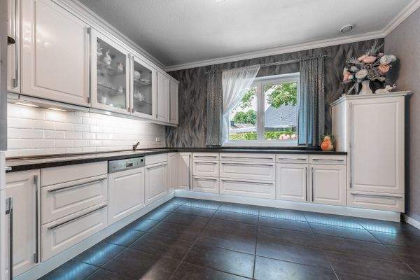 Hausbruch-Großzügiger-Bungalow-mit-Dachausbau-Küche1