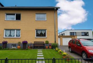 Die Straßenfrontseite.