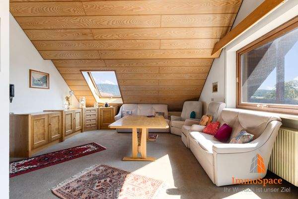 Offener Wohn- und Essbereich im Dachgeschoss