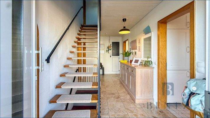 Eingangsbereich und Treppe zum Dachgeschoss