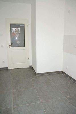 Küche mit Fußbodenheizung und Fenster