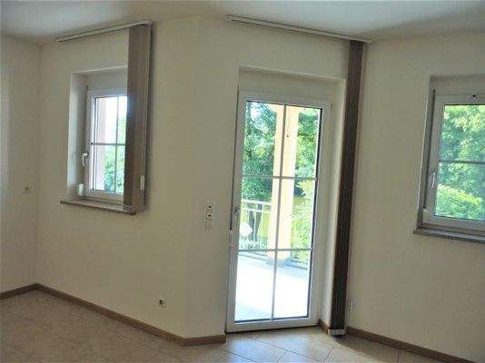 links Essen, rechts Balkontüre