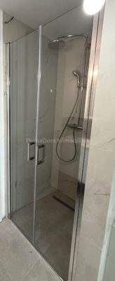 Bad mit Dusche und Badewanne