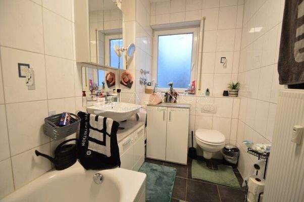 Tageslichtbad mit Wanne