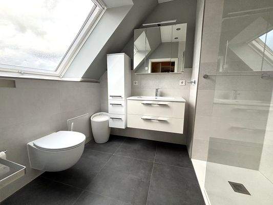 Saniertes Badezimmer mit bodengleicher Dusche