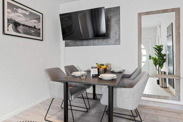 moderner Essbereich mit TV