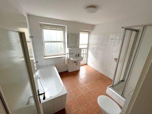 Tageslicht-Badezimmer mit Balkon-/Dachterrassenzugang