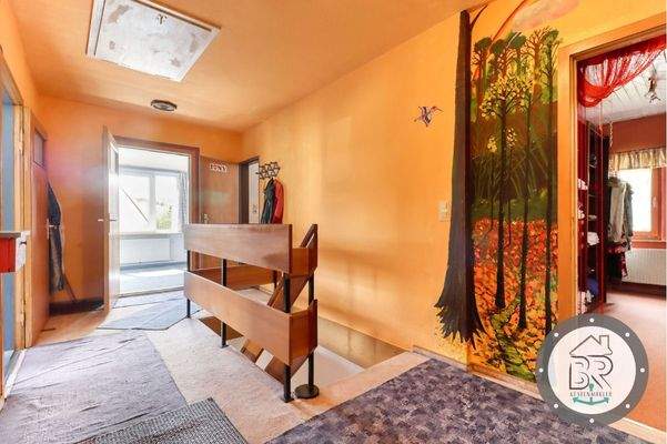 Flur im Dachgeschoss mit Blick in weiteres Zimmer