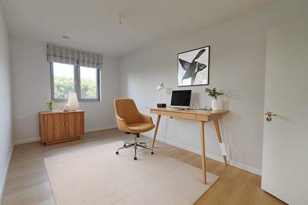 1. Arbeits-/ Kinderzimmer