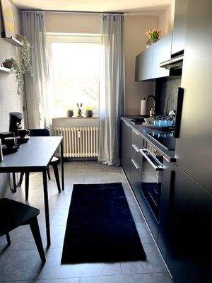 Küche mit allen Geräten und Tisch (2).jpg