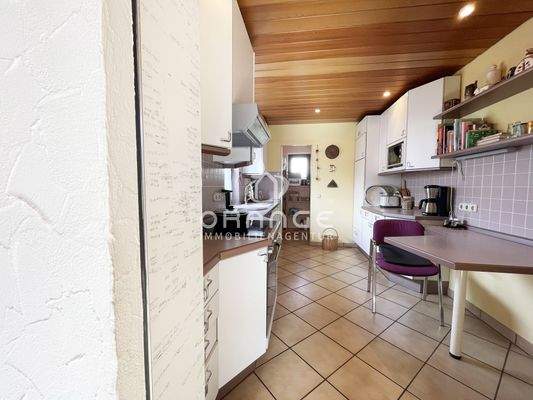 Blick in Ihre Küche, mit Sitzgelegenheit...