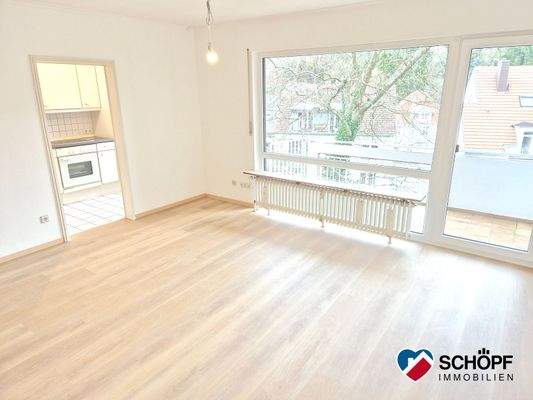 Wohnzimmer mit Blick in die Küche