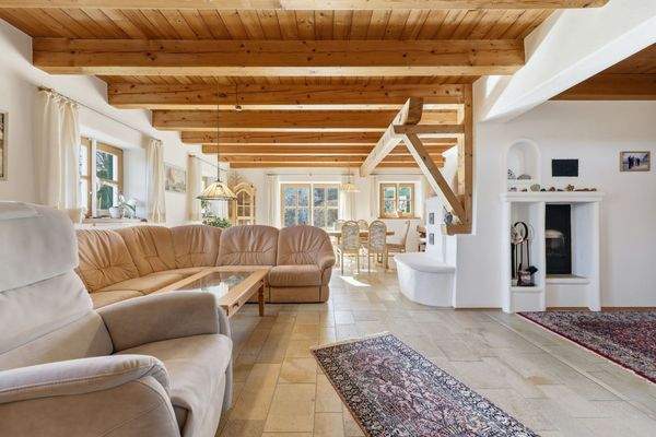 Offenes Wohnzimmer mit Grundofen