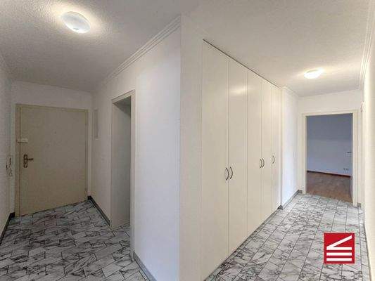 Links Wohnungseingang u. Zugang Bad - rechts Schlaf u. Gästezimmer