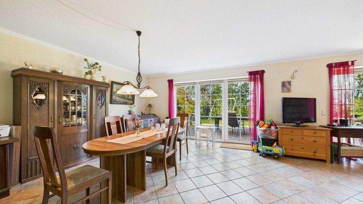 Große Fensterfront mit Ausgang auf die Terrasse