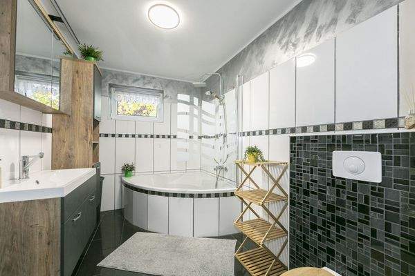 Tageslichtbad mit Eckwanne || EG 