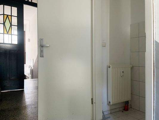 Separates WC im Hausflur.JPG