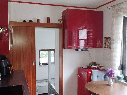 Küche mit Durchgang zur Terrasse