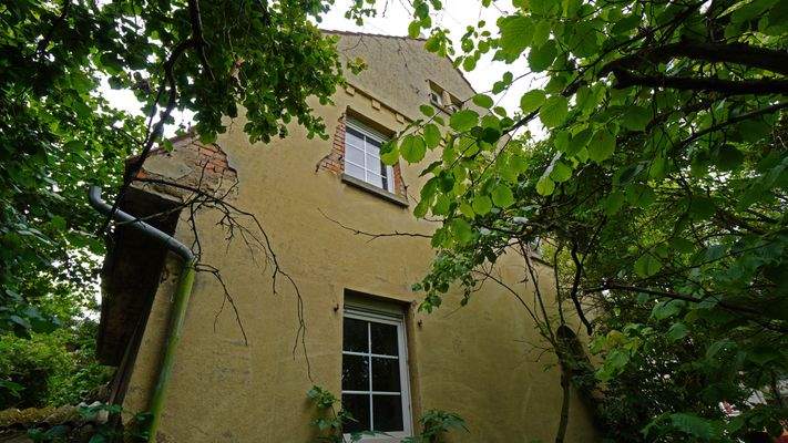 Wie hier an der Westseite gut zu sehen, sind an der Fassade einige Arbeiten notwendig