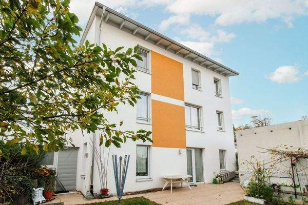 Rückansicht mit Terrasse-Einliegerwohnung