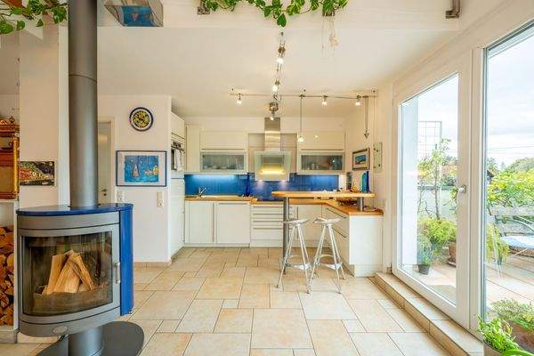 Blick vom Essbereich auf die Küche