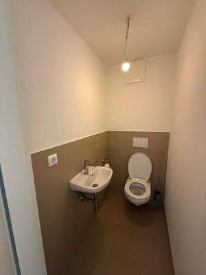 Kleines WC mit Waschbecken