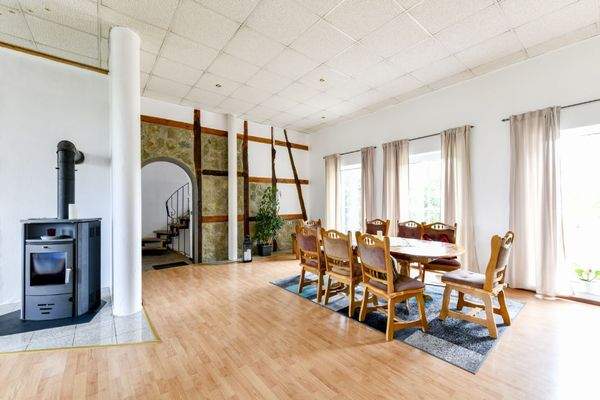 Das Esszimmer mit Kaminofen