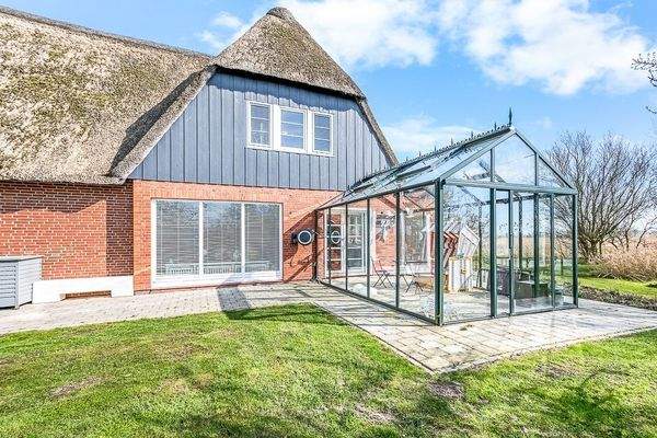 Westansicht mit Glashäuschen/Wintergarten