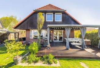 Rückansicht mit überdachter Terrasse