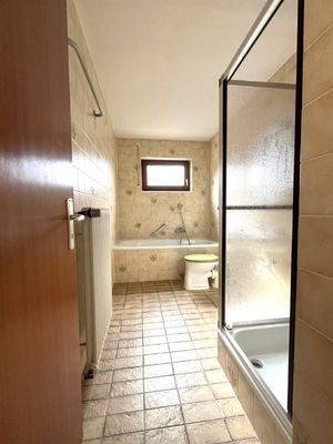 EG: Tageslicht-Badezimmer