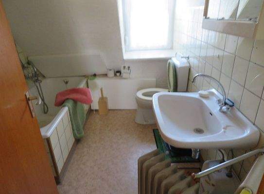 14-Dachgeschoss-älteres Bad.JPG