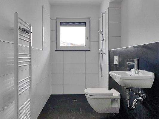 Badezimmer mit Dusche und WC