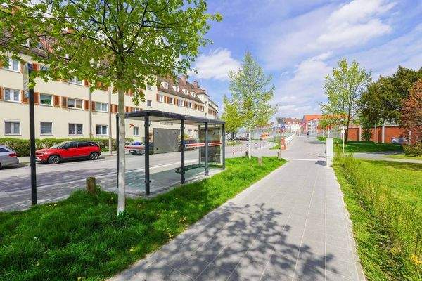 Bus- und Tram-Haltestelle ums Eck