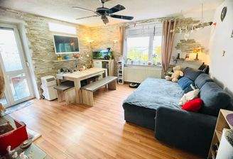 Helles, gemütliches Wohnzimmer