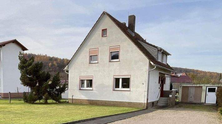 Hausansicht mit Einfahrt