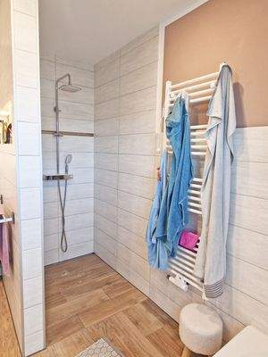 Bad mit Dusche und Wanne