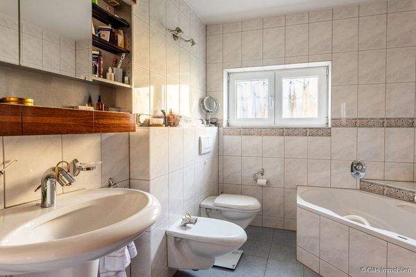 Badezimmer EG mit Wanne und...